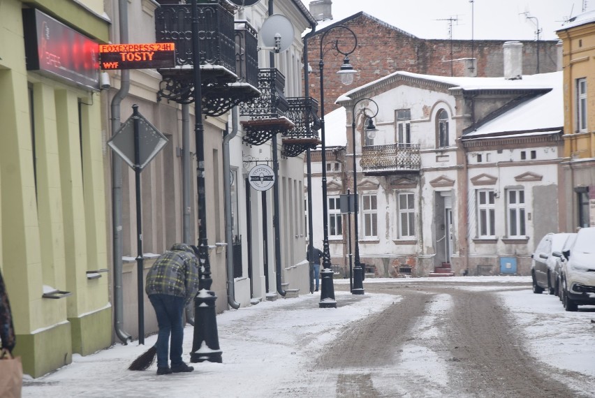 Sieradz śniegiem zasypany, a białego puchu przybywa