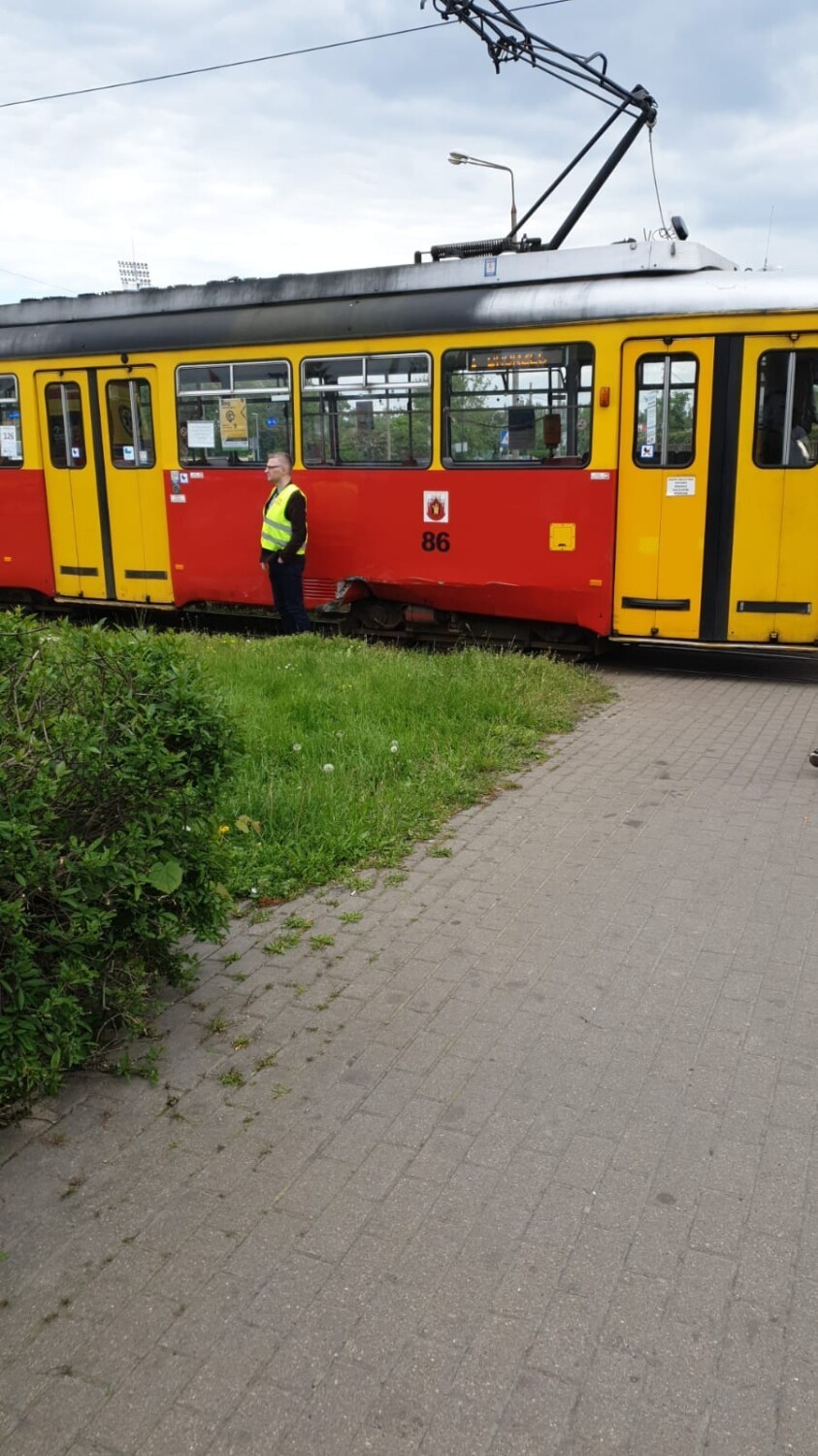 W Grudziądzu samochód osobowy zderzył się z tramwajem