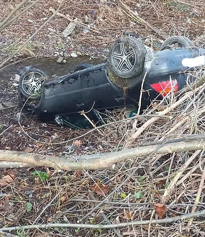 Samochód w potoku kołami do góry. Ucierpieli - młoda mama i niemowlę