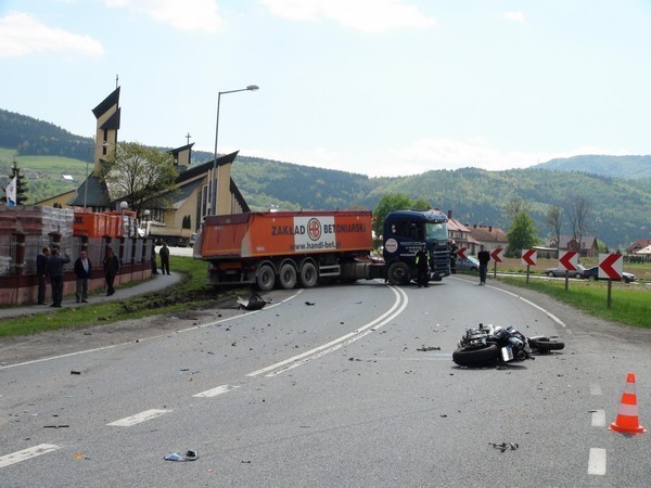 Wypadek w Łososinie Dolnej: zderzenie motocykla z ciężarówką, motocyklista nie żyje[AKT.,ZDJĘCIA]