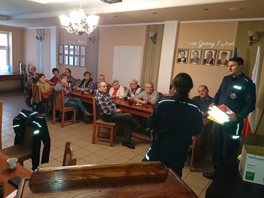 Spotkanie policjantów z seniorami w Bytoniu w powiecie radziejowskim [zdjęcia]