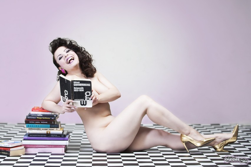 Naked Girls Reading: „Kiedy jesteśmy nagie, tylko tekst się...