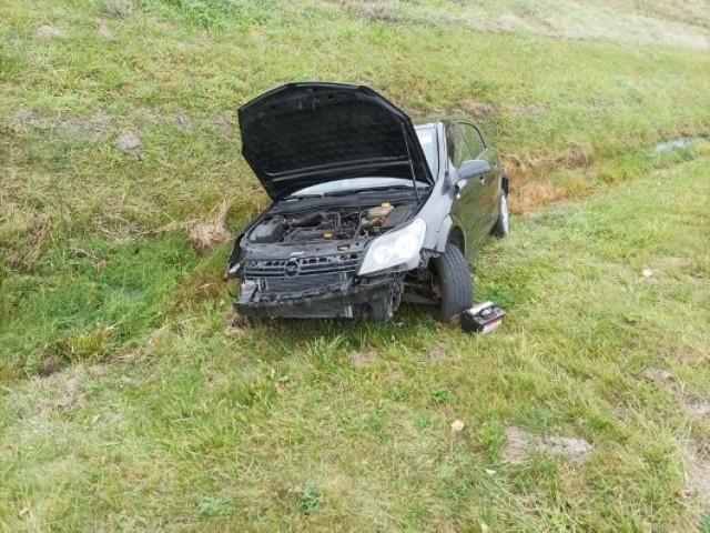 Na obwodnicy w miejscowości Słomczyn w gminie Gózd doszło do kolizji samochodu osobowego z TIR-em. Osobówka wylądowała w rowie. Uczestnicy zdarzenie nie odnieśli żadnych obrażeń.