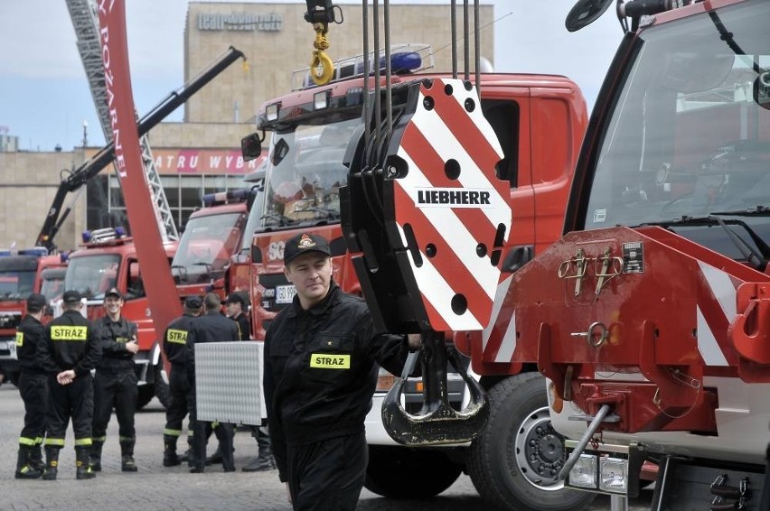 Gdańsk: Strażacy na Targu Węglowym. Pokazy strażackie i specjalistyczny sprzęt [FILM, ZDJĘCIA]