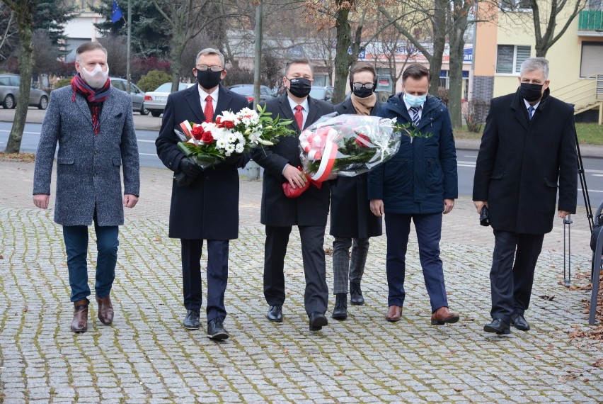 39. rocznica wprowadzenia stanu wojennego w Polsce. Prezydent Konina i poseł złożyli kwiaty pod kamieniem „Solidarności”