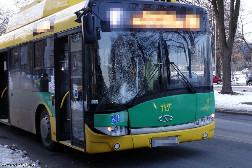 Tychy: Wypadek przy ul. Edukacji. 10-latek wpadł pod trolejbus. Prawdopodobnie ma złamane obie nogi 