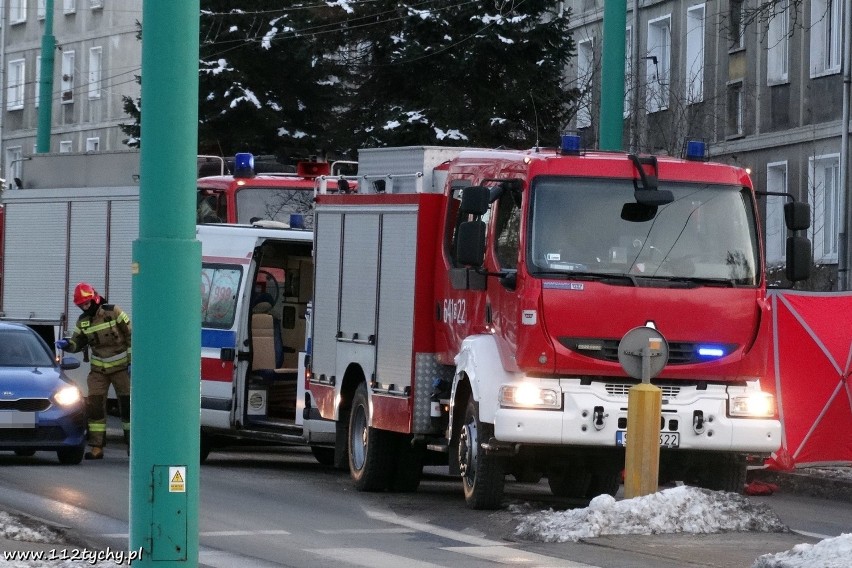 Tychy: Wypadek przy ul. Edukacji. 10-latek wpadł pod trolejbus. Prawdopodobnie ma złamane obie nogi 