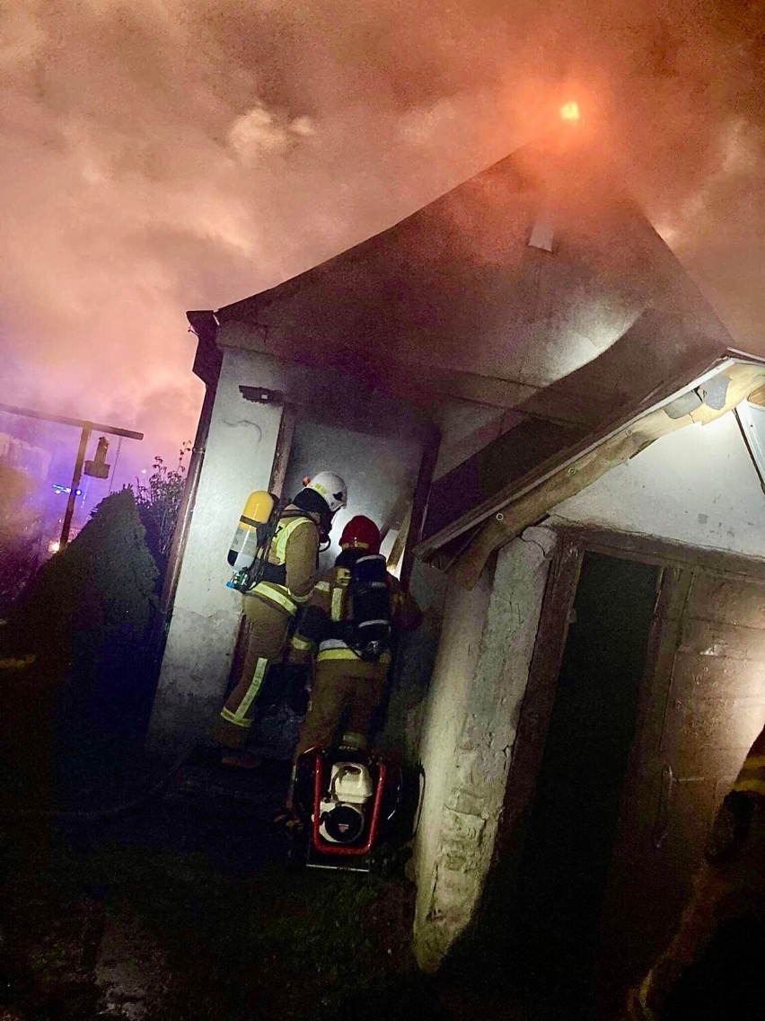 Zambrów. Pożar budynku na posesji przy ul. Pileckiego [zdjęcia]