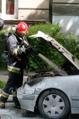 Niebezpieczne zdarzenie w Otorowie. Silnik mazdy płonął na poboczu