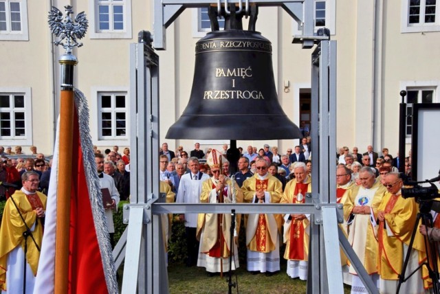 15 września 2019 r. - uroczystość powitania dzwonu od prezydenta z udziałem metropolity częstochowskiego abpa Wacława Depo 