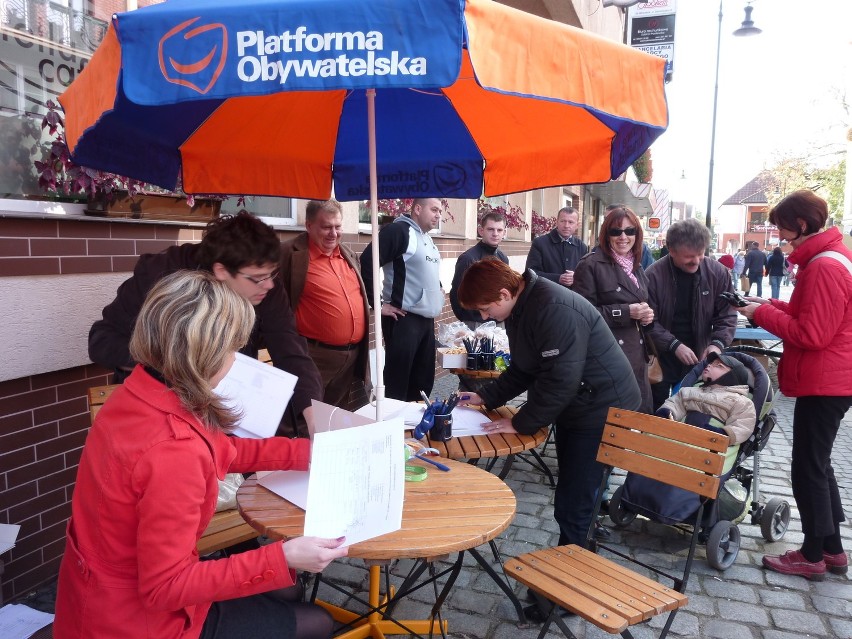 Lębork: Przedstawiciele Platformy Obywatelskiej zbierali podpisy