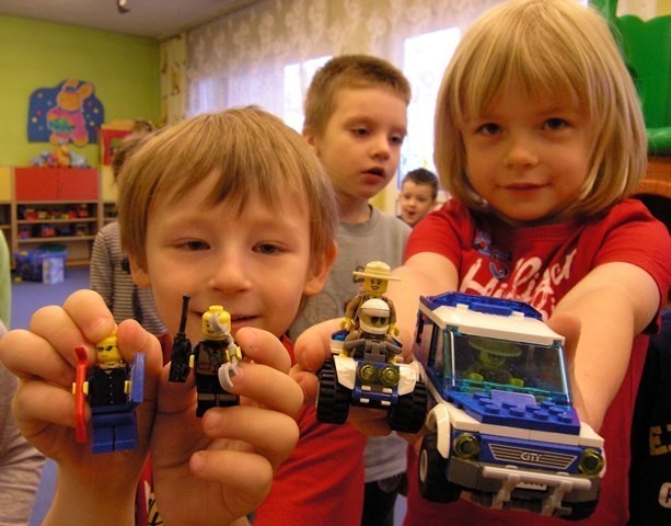 Ale mamy zabawki! Chłopcy lubią bawić się klockami lego