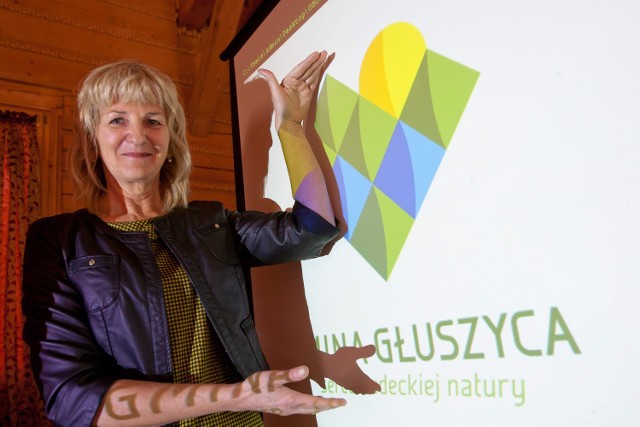 Alicja Ogorzelec, burmistrz Głuszycy prezentuje nowe logo