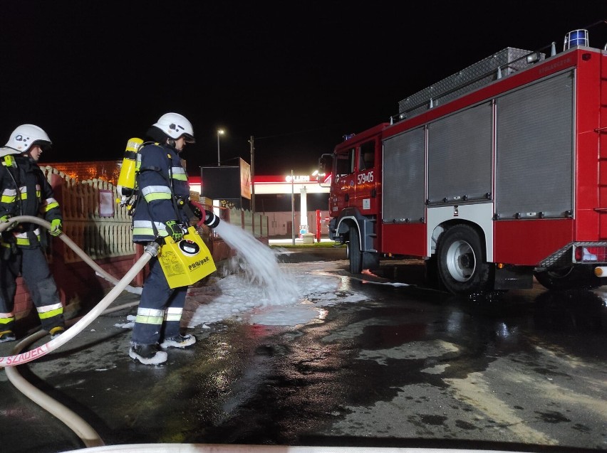 Bojowe ćwiczenia z nowym sprzętem u strażaków w Szadku