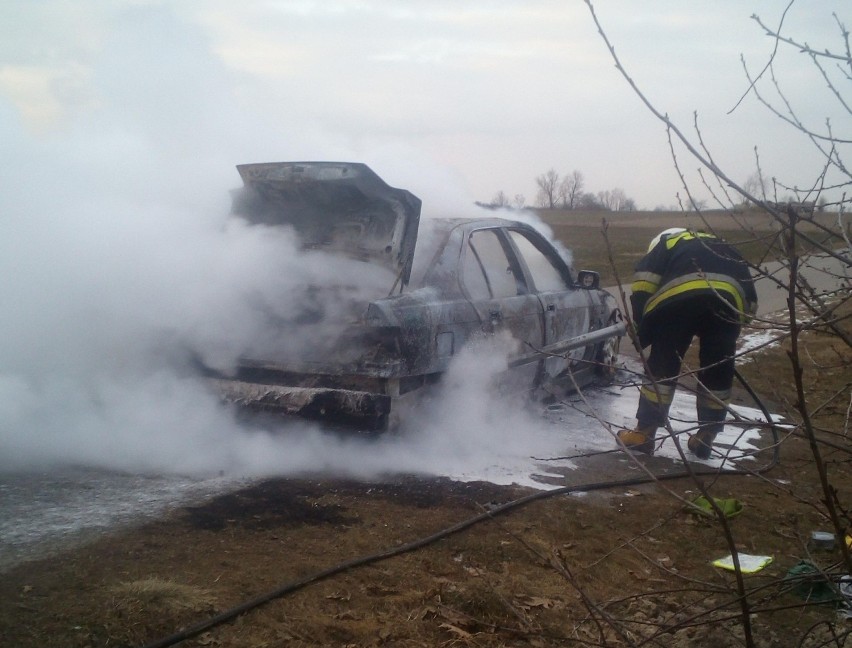 Pożar samochodu marki BMW w powiecie włocławskim [zdjęcia, wideo]