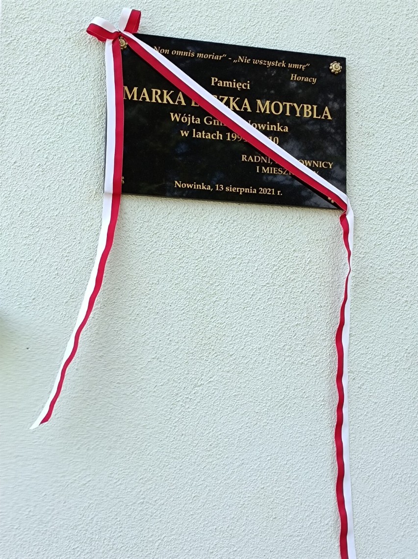 W Nowince odsłonięto tablicę pamiątkową byłemu wójtowi Markowi Motyblowi [Zdjęcia]