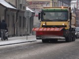 Uwaga! Ostrzeżenie przed oblodzeniem. Na jezdniach i chodnikach wkrótce zacznie zamarzać