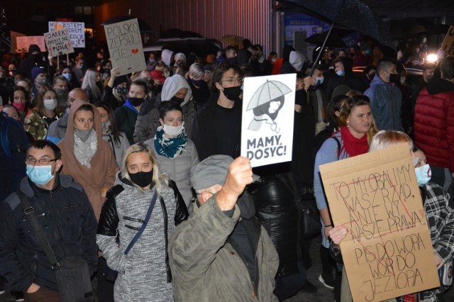 Tak protestowano w Ostrowcu Świętokrzyskim, w niedzielę 25 października wieczorem.