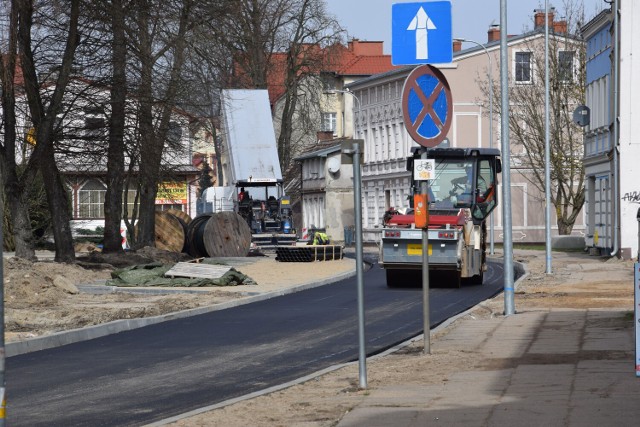 Układanie asfaltu na ulicy Koszalińskiej w Szczecinku