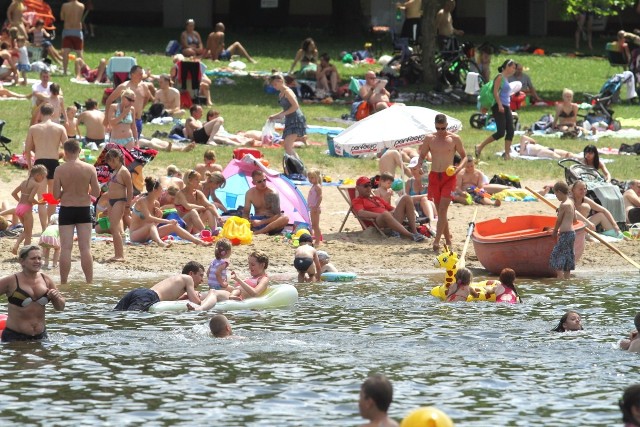 Mamy do dyspozycji nie tylko basen, ale także plażę, ślizgawki i stoiska gastronomiczne