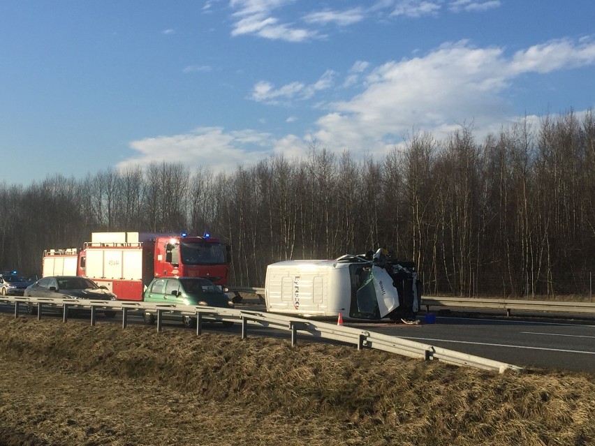 Wypadek na A4 w Gliwicach. Samochód dostawczy leży na boku [ZDJĘCIA]