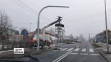 Wypadek w Glinicy na DK11 - zdjęcia. Ciężarówka przewożąca węgiel uderzyła w kosz podnośnika, w którym były dwie osoby. Droga była zablokowa