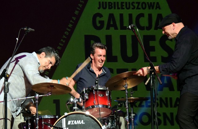 Ostatnim akcentem tegorocznego Galicja Blues Festival był koncert Jonna Del Toro Richardsona ze swoim zespołem. Wieczór pod hasłem "Ulice Chicago" rozpoczęli soliści Studia Piosenki Swing z Krosna. 

Później zagrali: Lenka Lo Hruzova & Calling Heart z Czech oraz Brazylijczyk Big Gilson stojący na czele Blues Dynamite. Nie zabrakło nagród dla tych z publiczności, którzy zdecydowali się przyjść w gangsterskim kostiumie z czasów prohibicji i Al Capone.