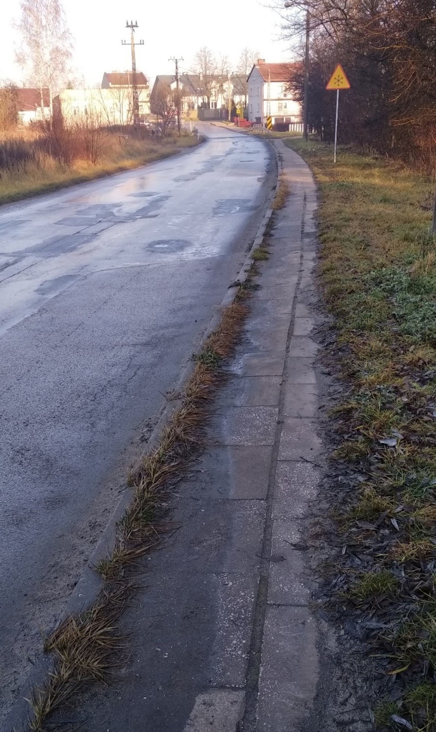 Mieszkańcy ruchliwej ulicy w Kielcach alarmują, że ich chodnik nie nadaje się do użytku (ZDJĘCIA)  