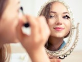 Podstawy makijażu – jakie kosmetyki do makijażu kupić? Jak dopasować odcienie do koloru cery? Jak wybrać podkład, puder czy cienie do oczu? 