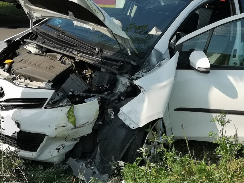 Wypadek w Wielkich Lniskach pod Grudziądzem. Samochód uderzył w drzewo [zdjęcia]