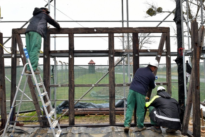 Historyczne wieże wartownicze w KL Auschwitz II - Birkenau uszkodzone przez wichurę w 2019 roku są już po konserwacji [ZDJĘCIA]