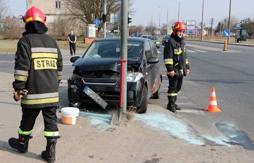 Wypadek na skrzyżowaniu w Mniszku. Trzy osoby w szpitalu [zdjęcia]