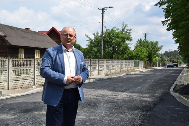 Burmistrz Krzysztof Obratański zapowiada rychły finał budowy ulicy Grzybowej w Końskich