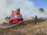 Pożar siana w Sokołowie Budzyńskim. Ogień wybuchł około północy, trwa jego dogaszanie