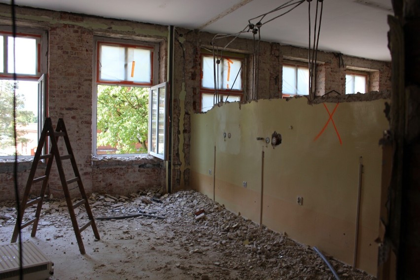Remont parteru budynku Szpitala Powiatowego w Rawiczu (sierpień 2022)