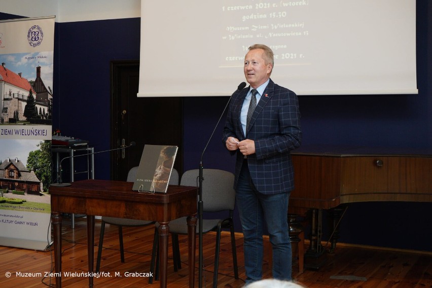 Portrety dzieci pędzla Aliny Sibery na wystawie w Muzeum Ziemi Wieluńskiej