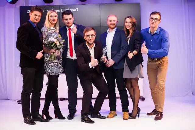 Przedstawiciele studentów PCz odbierający nagrodę ProJuvenes podczas piątkowej gali w Warszawie
