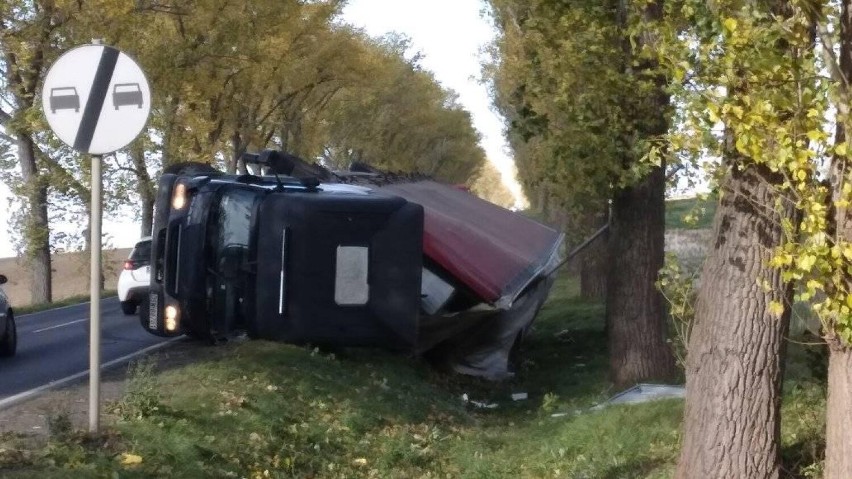 Wichura zdmuchnęła z drogi TIR-a w  Rusku koło Strzegomia,...