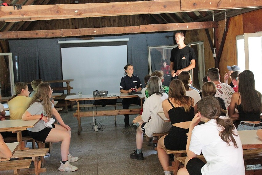 Zastępca komendanta wojewódzkiego PSP odwiedził obóz harcerski w Gołuchowie. Służby przeprowadziły dla młodzieży zajęcia edukacyjne