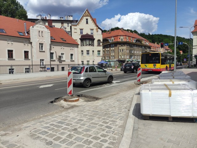 Przedłuża remont 105-metrowego fragmentu  ul. Wysockiego w Wałbrzychu. Remontowany fragment drogi to wschodni jej bieg od budynku DARR-u po serce Placu Grunwaldzkiego - głównego węzła komunikacyjnego miasta.