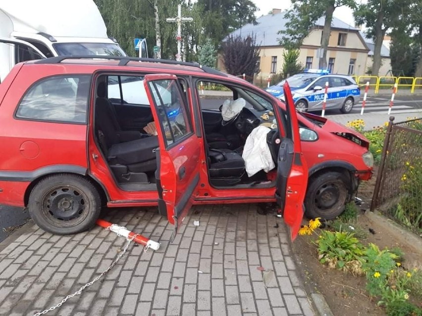 Wypadek w powiecie aleksandrowskim. Zderzenie iveco z oplem [zdjęcia]