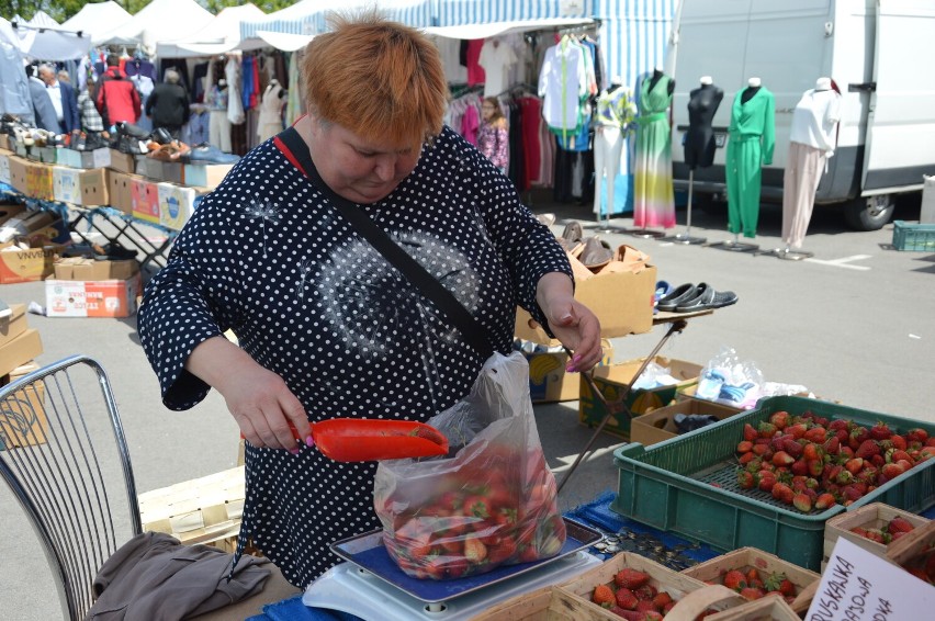 Ceny truskawek na bazarze przy Dmowskiego w Piotrkowie, 29.05.2022. Kiedy i w jakiej cenie będą czereśnie? ZDJĘCIA