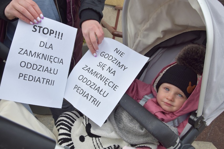 Społeczny protest przeciw zamknięciu oddziału pediatrii w szpitalu w Poddębicach. Uczestnicy spotkali się z władzami powiatu i PCZ ZDJĘCIA