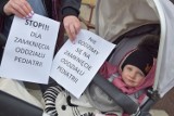 Społeczny protest przeciw zamknięciu oddziału pediatrii w szpitalu w Poddębicach. Uczestnicy spotkali się z władzami powiatu i PCZ ZDJĘCIA