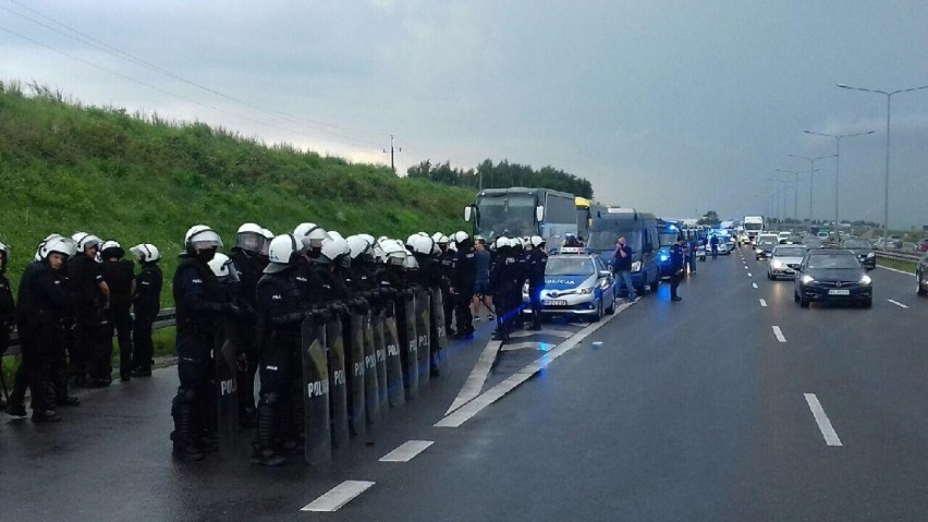 Policjanci w Łódzkiem zatrzymali chorwackich kibiców jadących do Warszawy. Co znaleziono w autobusach? [ZDJĘCIA]