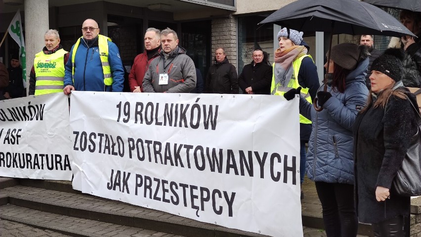 Protest rolników przed prokuraturą w Piotrkowie 7.12.2022