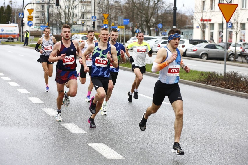 Bieg na Piątkę 2023, Warszawa. Tysiące biegaczy na ulicach stolicy. Szukaj się na zdjęciach