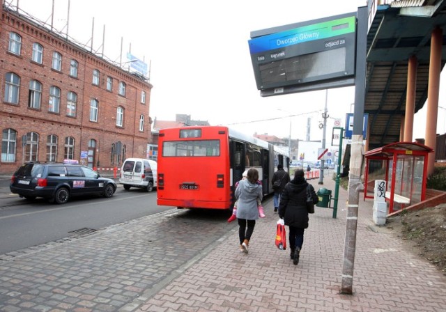 Autobus uszkodził nową tablicę informacyjną przy ul. Kolumba w Szczecinie