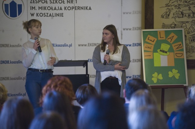 W czasie uroczystości młodzież opowiedziała o swoich wyjazdach, odebrano też  certyfikaty Europass.