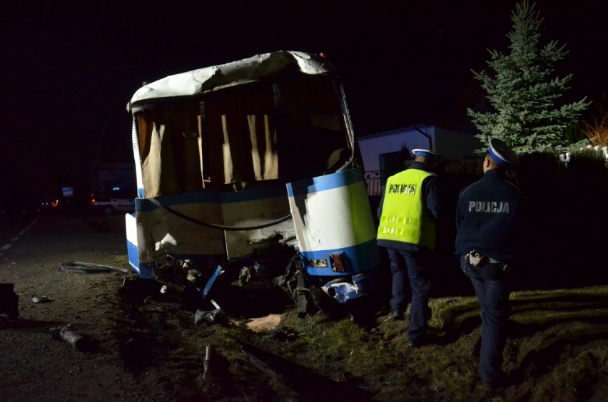 Wypadek w Dobrzelowie. Piętnaście osób rannych w zderzeniu autobusu z tirem [ZDJĘCIA]